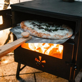 Cosy private Glamping with Pizza stove, Big Projector Screen, own hot Monsoon shower, breakfast - Glamping with a difference!